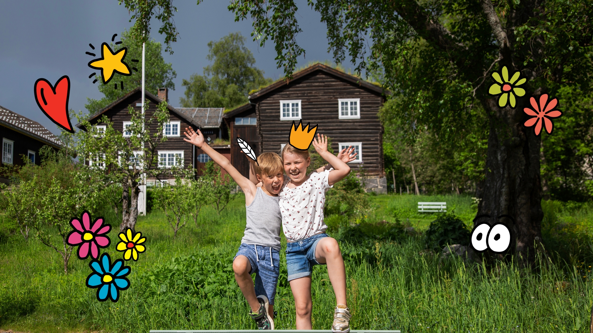 Glade barn klatrer på benk foran Bjerkebæk. Morsomme symboler på bildet.