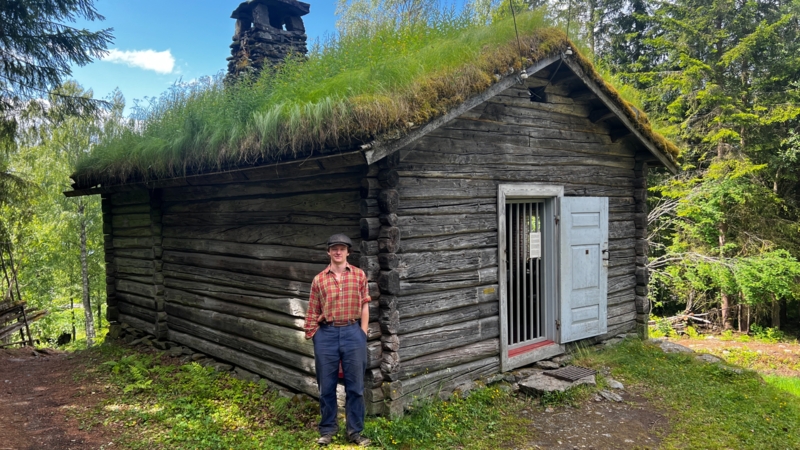 Husmann utenfor huset