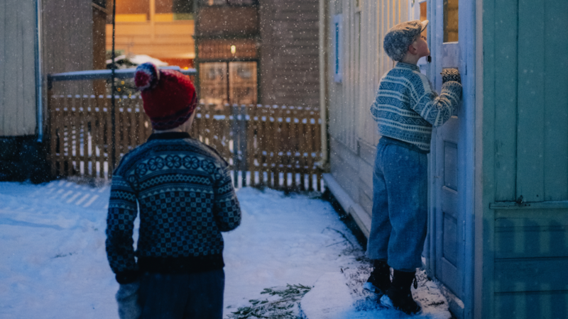 Gutter kikker inn i historiske hus - foto Alexander Henningsen - 2025