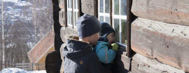 toppbilde_barn_vindu_lensmannsarresten_Damgård