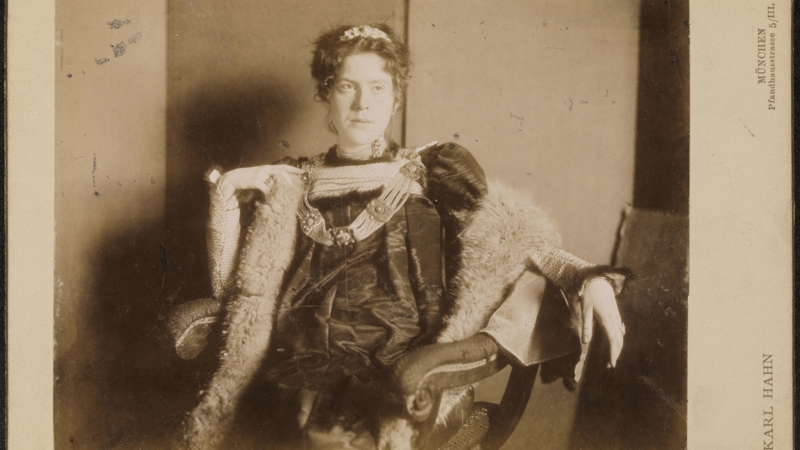 Dagny poserer i en av sine mange kjoler. Foto: Atelier Karl Hahn, Nasjonalbiblioteket.