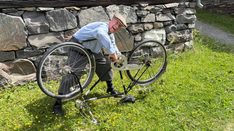 Smiler med sykkelen på hodet