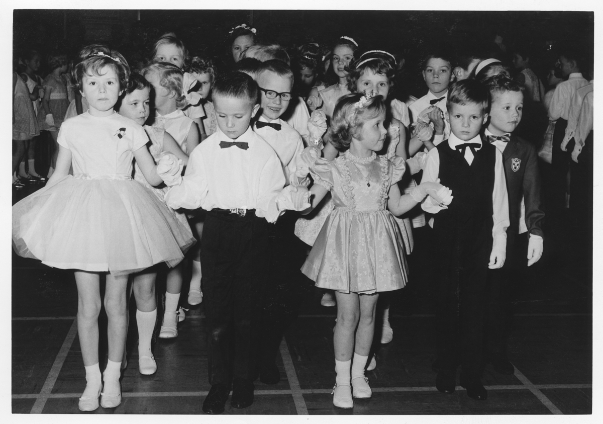 Mange fra Innlandet har tr&aring;kket sine dansetrinn p&aring; Bergs Danseskole. Randi og K&aring;re Berg drev Bergs Danseskole fra 1946&mdash;1990&nbsp;og l&aelig;rte flere generasjoner selskapsdans og etikette. Foto:&nbsp;Fra Bergs private album / Bergs Danseskole

