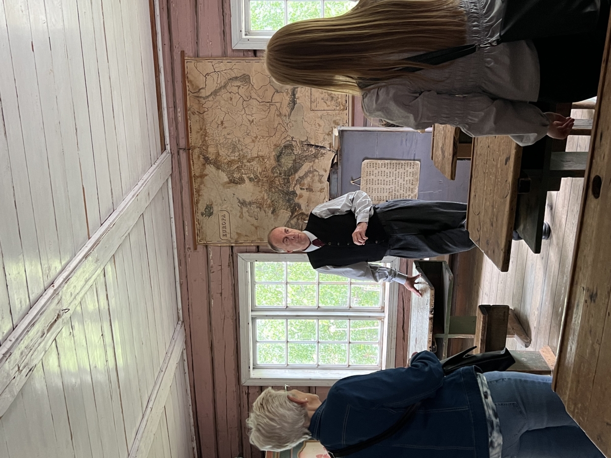 Skolel&aelig;rer i den gamle skolen. Foto: Maihaugen.

