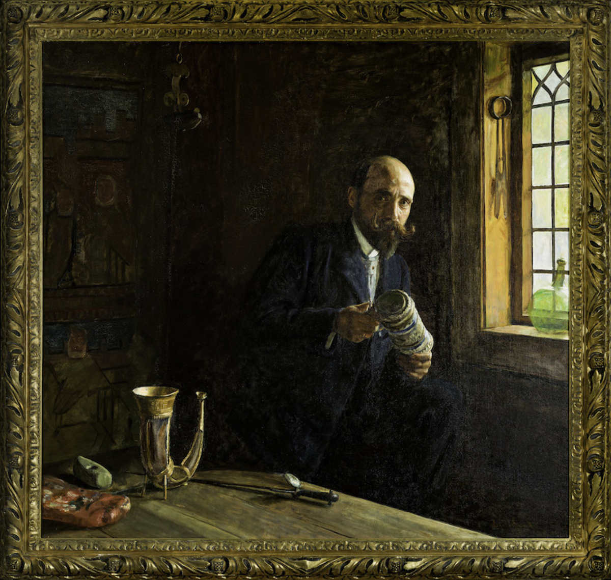 Osjukahornet kan sees i portrettmaleriet&nbsp;av Anders Sandvig, malt av Eyolf Soot. Maleriet henger i Impulser.&nbsp;Foto: Audbj&oslash;rn R&oslash;nning / Maihaugen.

