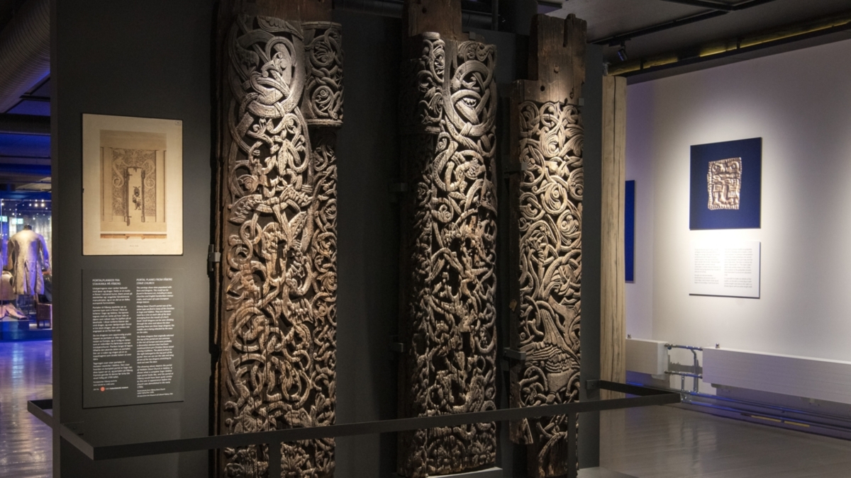 Stavkirkeportaler med 900 &aring;r gamle l&oslash;ver og drager, utstilt i Impulser. Foto: Camilla Damg&aring;rd / Maihaugen

