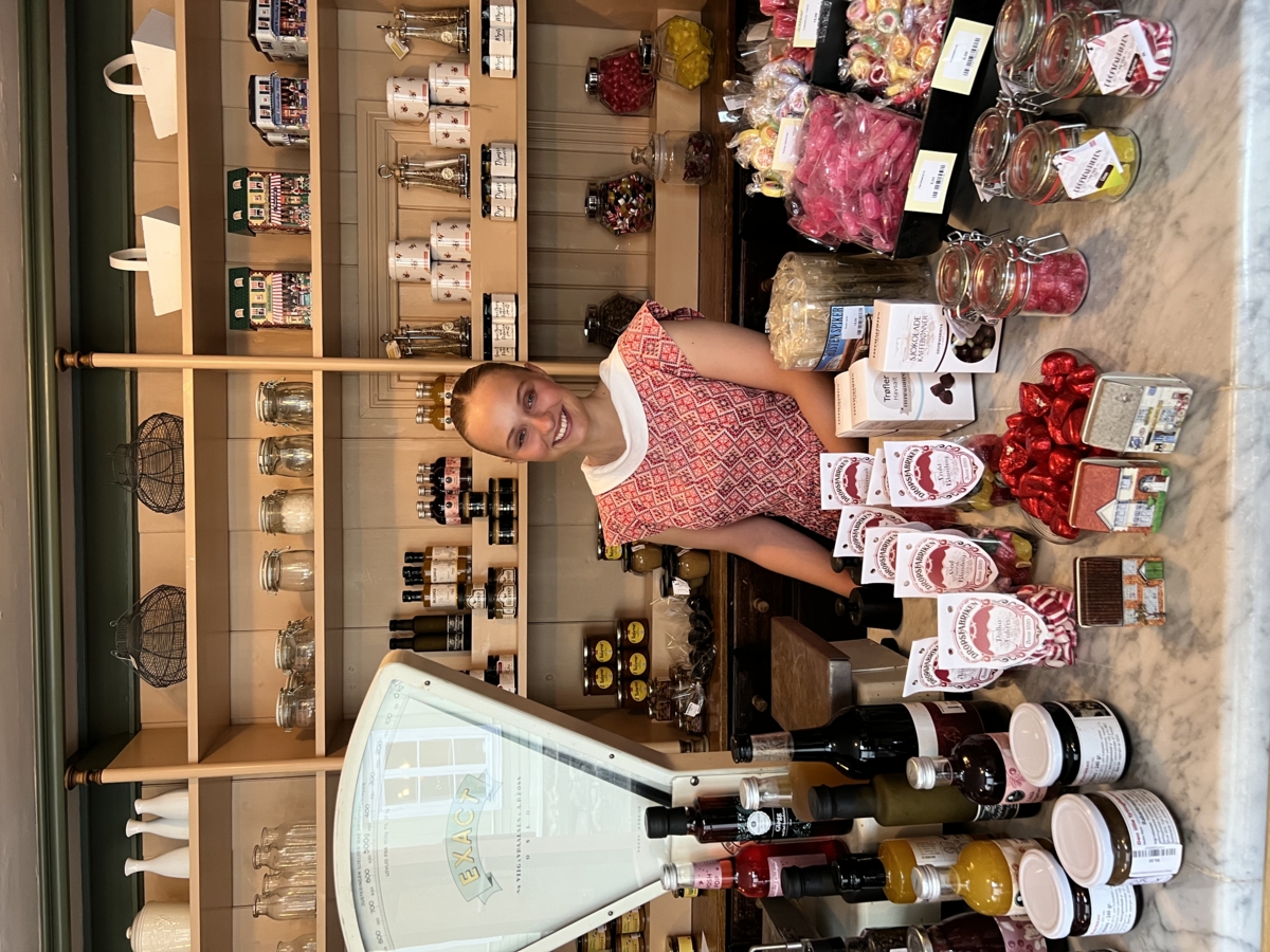 Butikkdame i den gamle butikken Avlangrud. Foto: Maihaugen.

