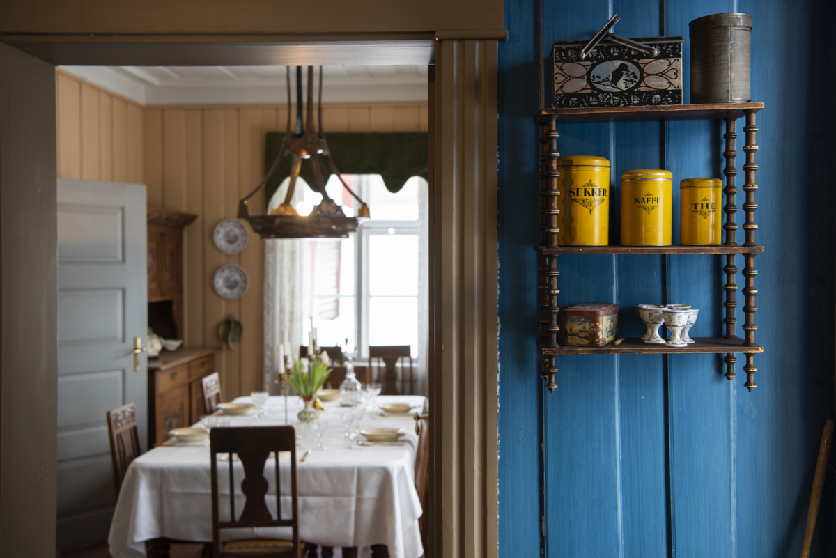 Fra kj&oslash;kkenet og inn i en av stuene. Foto: Camilla Damg&aring;rd/Maihaugen

