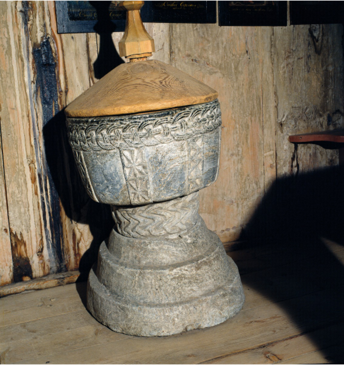 D&oslash;pefont fra Garmo i Lom (1150&ndash;1200). Foto: Jiri Havran / Arfo forlag.

