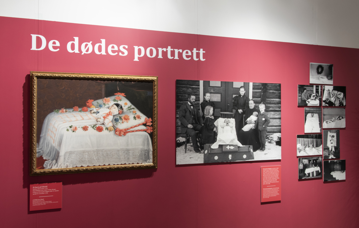 Historiske malerier og fotografier av døde mennesker på veggen med tittelen " De dødes portrett".
