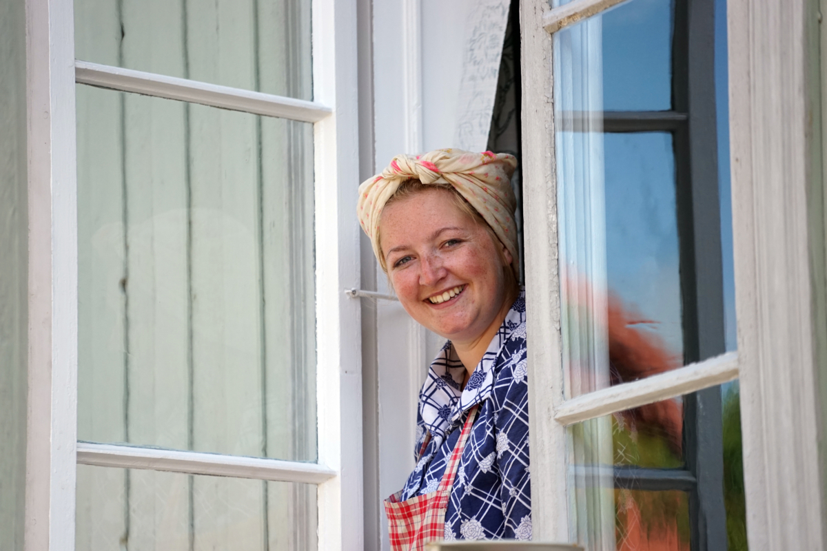 Fru Bye i vinduet i Olseng&aring;rden. Foto: Esben Haakenstad / Maihaugen

