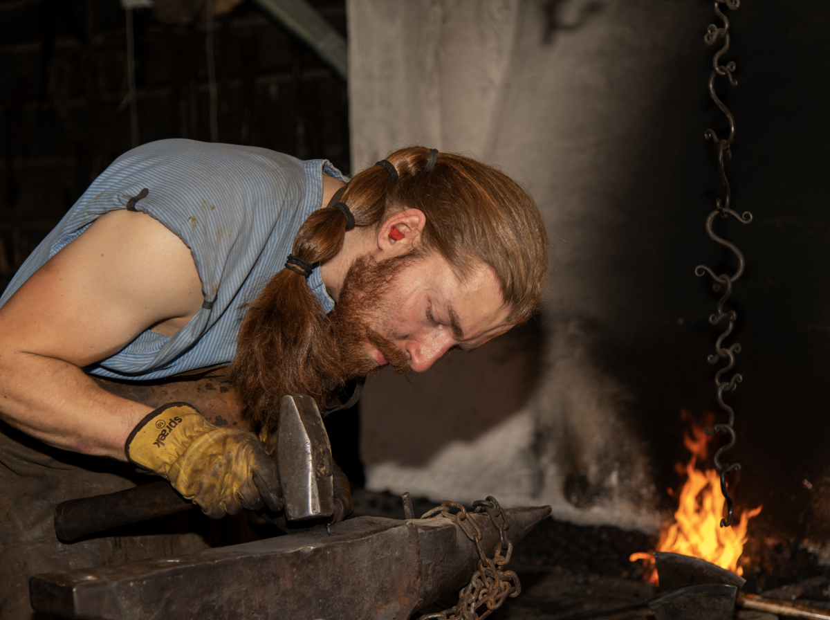Smeden i arbeid. Foto: Tone Iren Eggen T&oslash;mte/Maihaugen.

