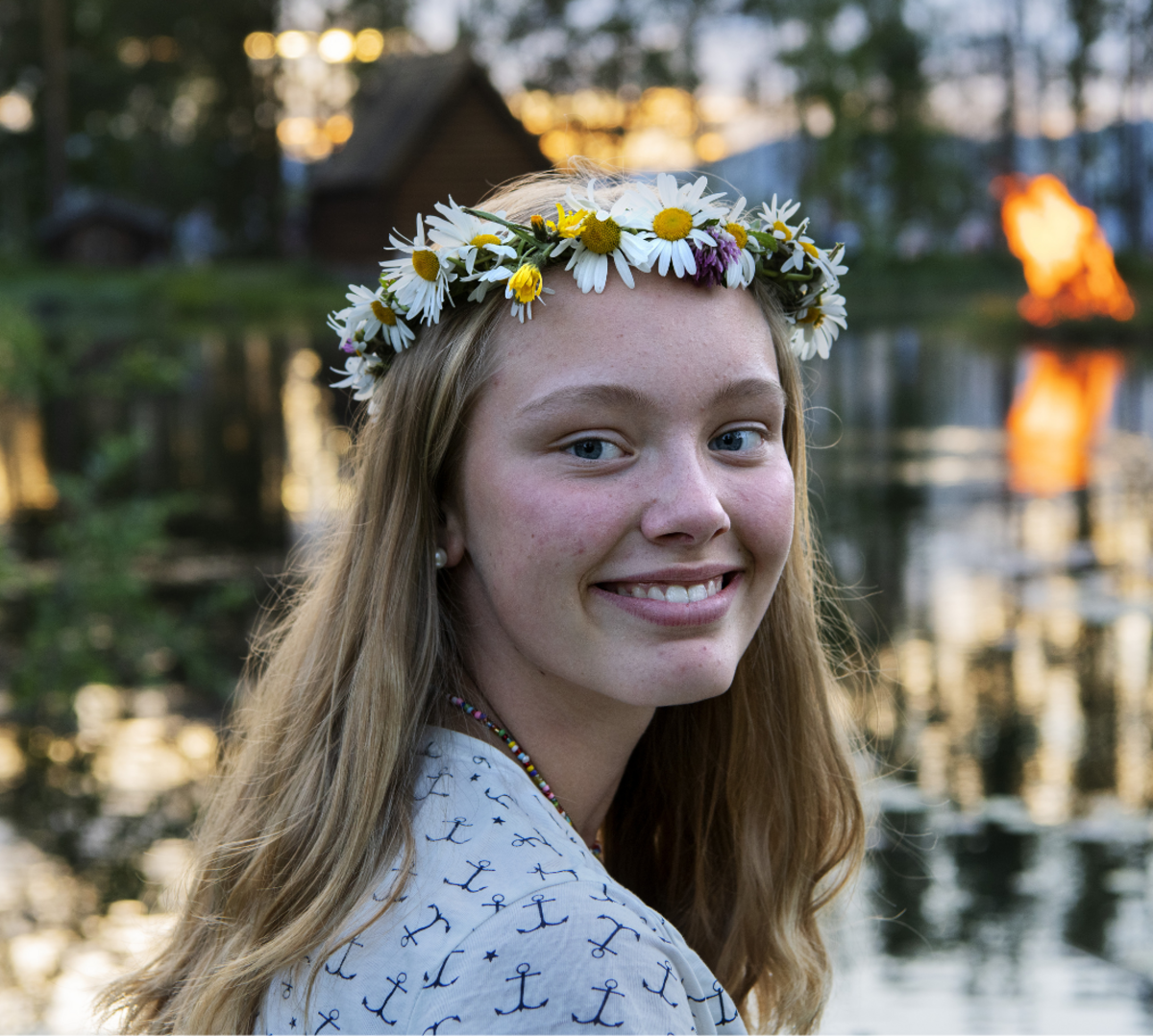 Jente med blomsterkrans på Maihaugen
