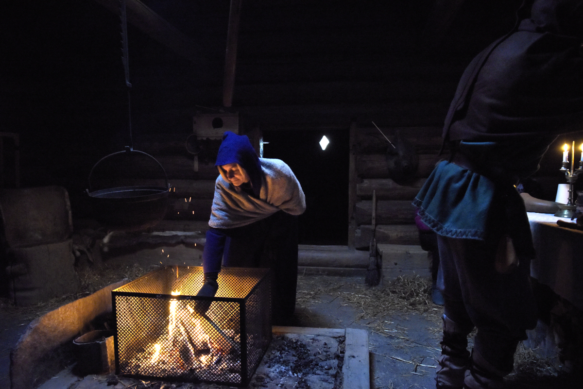 En kvinne fyrer p&aring; &aring;ra som ligger midt i rommet. Foto: Camilla Damg&aring;rd/Maihaugen

