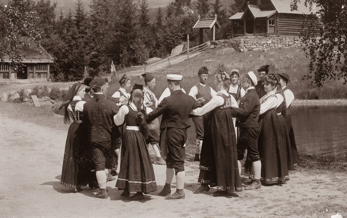 P&aring; 1900-tallet begynte det organiserte arbeidet for &aring; bevare de eldste danseformene, og etter andre verdenskrig ble det etablert spel- og dansarlag i mange bygder.Foto: Alvhilde Torp, Maihaugen. Hulda Garborgs leikarring p&aring; &aring;pningen av Maihaugen i 1904.

