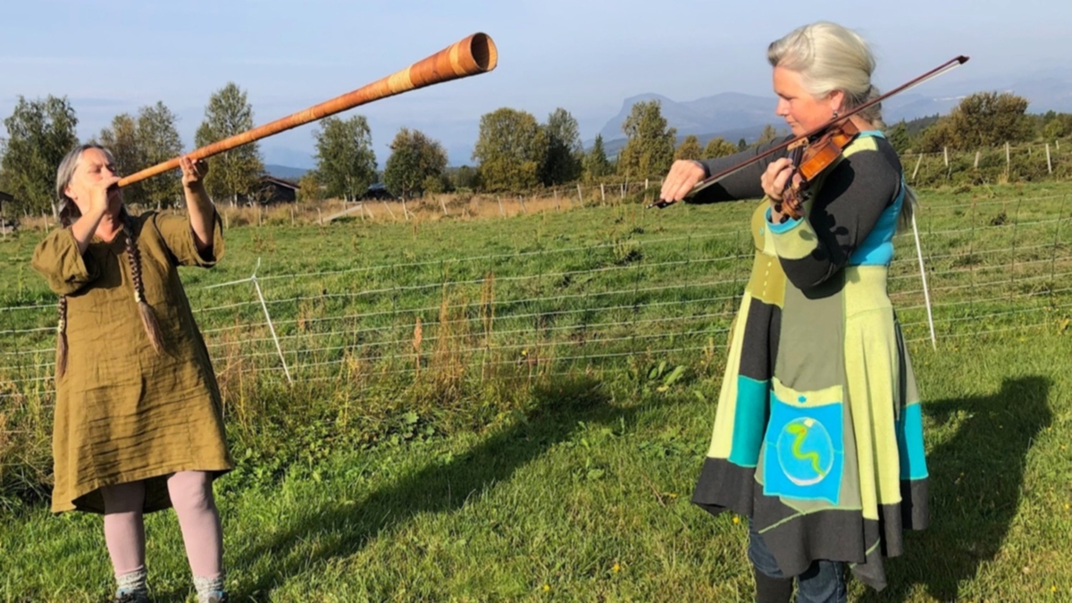 Sylvelin Hege Sevilhaug p&aring; lur, Karolina Westling p&aring; fele. Foto: Privat

