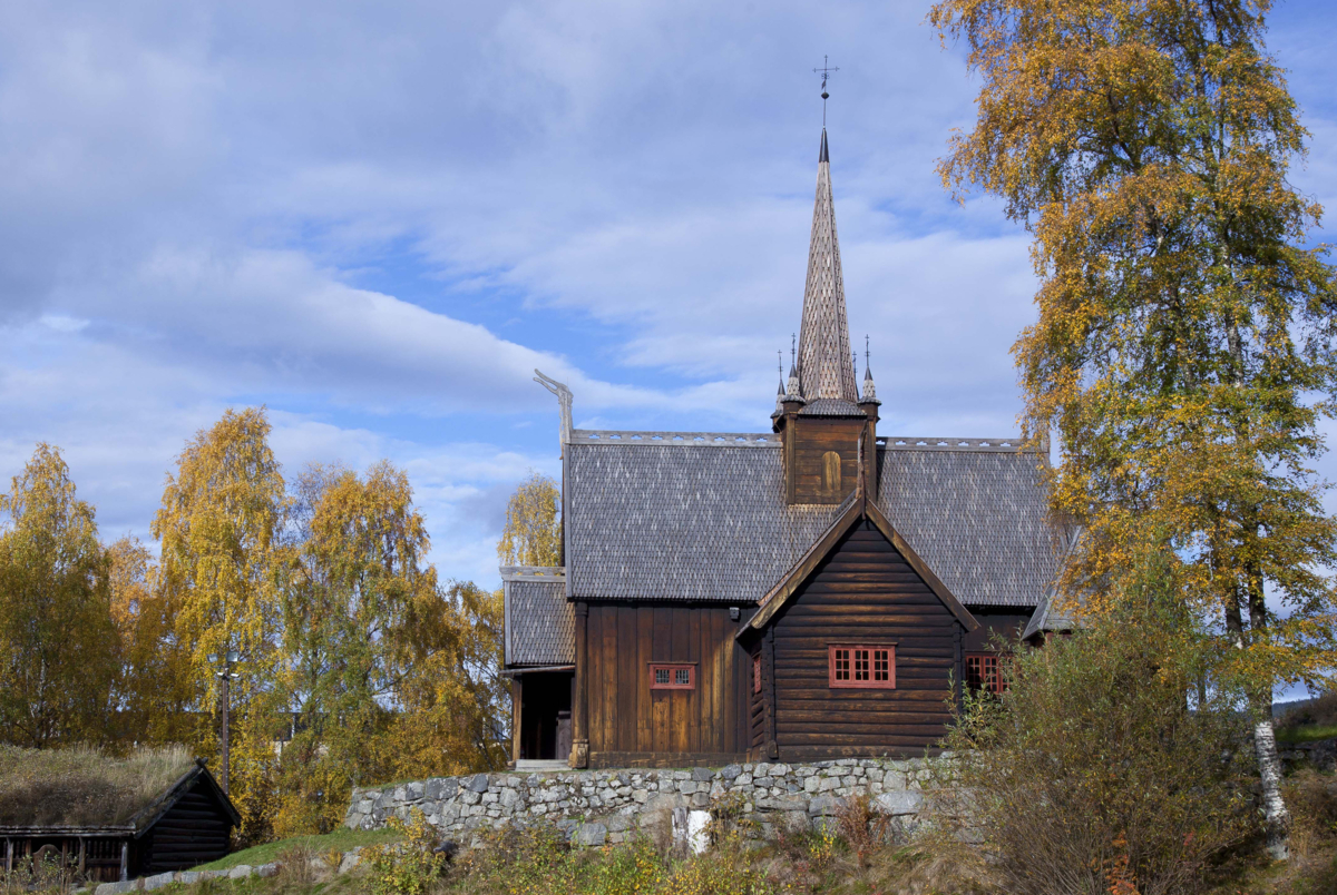 Garmo stavkirke om høsten