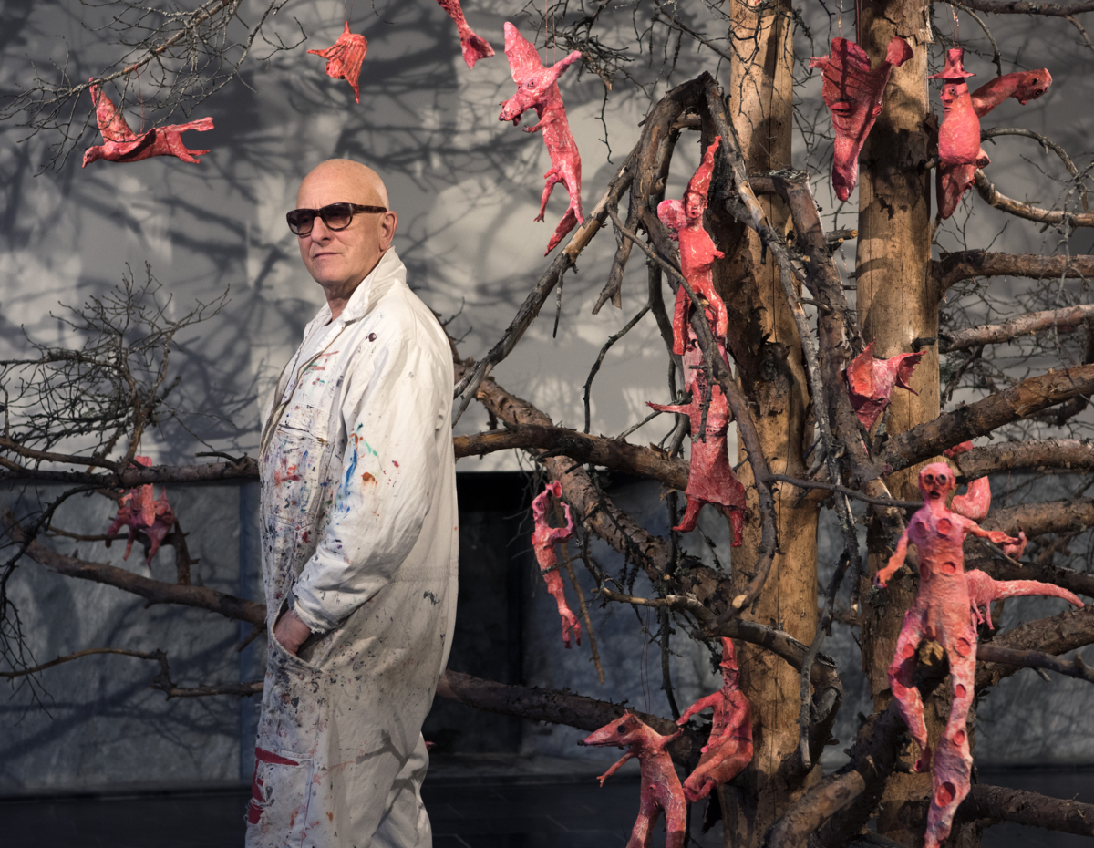 Kjell Erik Killi-Olsen dekorerte treet i 2018. Foto: Camilla Damg&aring;rd / Maihaugen

