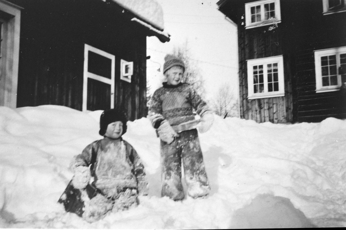 Barn leker p&aring; Bjerkeb&aelig;k, ca 1936&ndash;1938. Foto: Sigrid Undsets Bjerkeb&aelig;k

