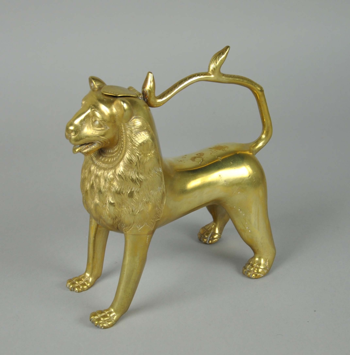 Denne l&oslash;veformede akvamanilen er trolig fra &aring;r 1200&nbsp;og tilh&oslash;rer&nbsp;Sigrid Undsets hjem Bjerkeb&aelig;k. Foto: Maihaugen.

