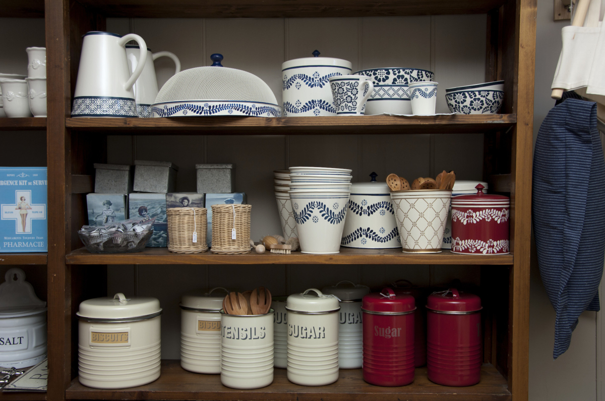 Kopper og kar i Falkenberg-butikken. Foto: Camilla Damg&aring;rd/Maihaugen

