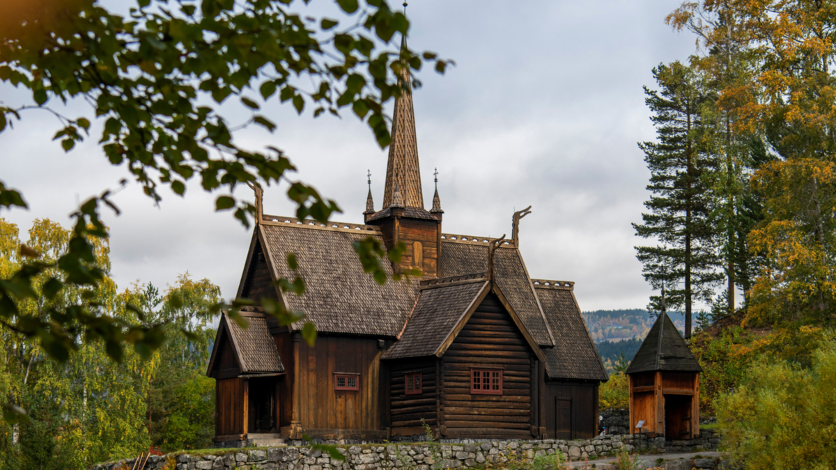 Garmo stavkirke brukes&nbsp;til gudstjenester i sommerm&aring;nedene, og det er ikke uvanlig &aring; m&oslash;te et nygift par p&aring; l&oslash;rdager. Foto: Tone Iren Eggen T&oslash;mte / Maihaugen.

