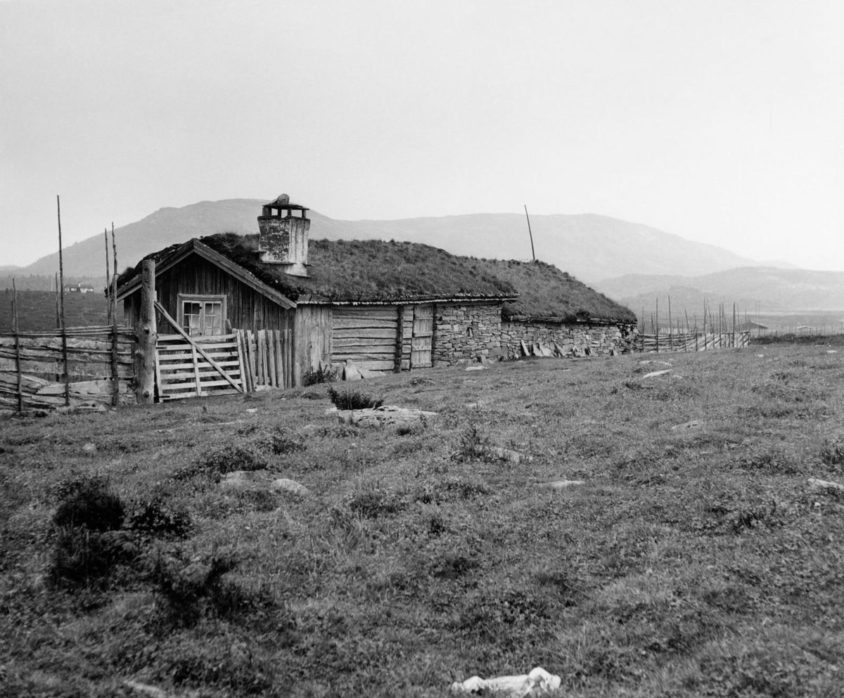 Svart-hvitt-bilde av Lundesetra på Venabygdsfjellet