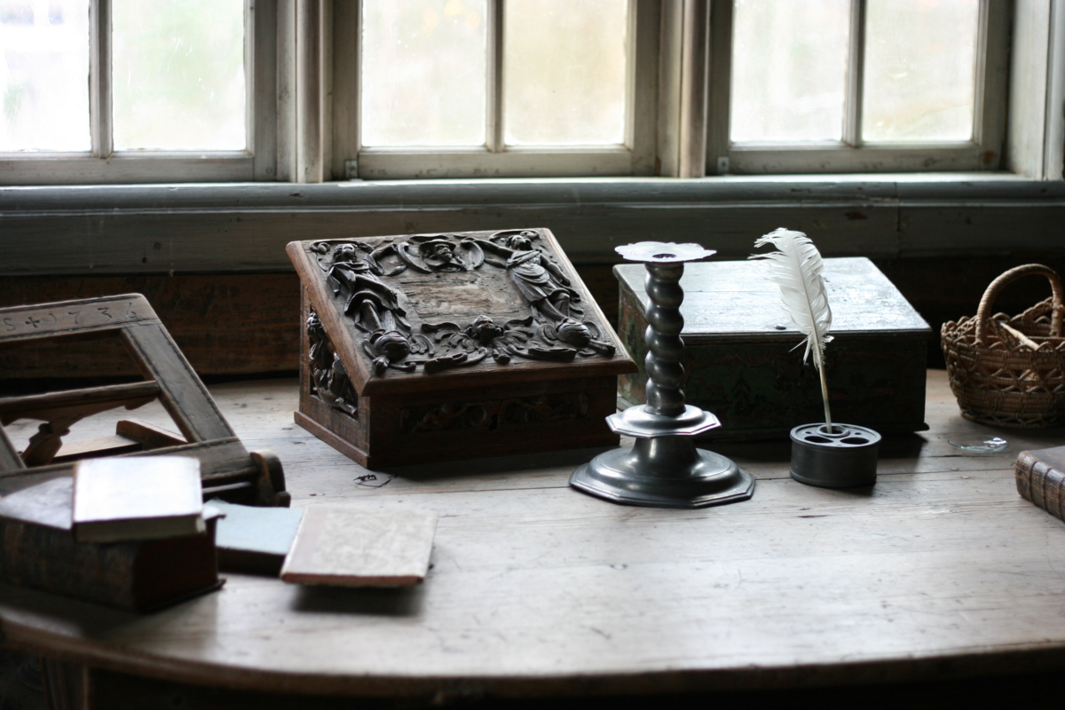 Skrivebordet i Presteg&aring;rden. Foto: Veslem&oslash;y Furuseth / Maihaugen


