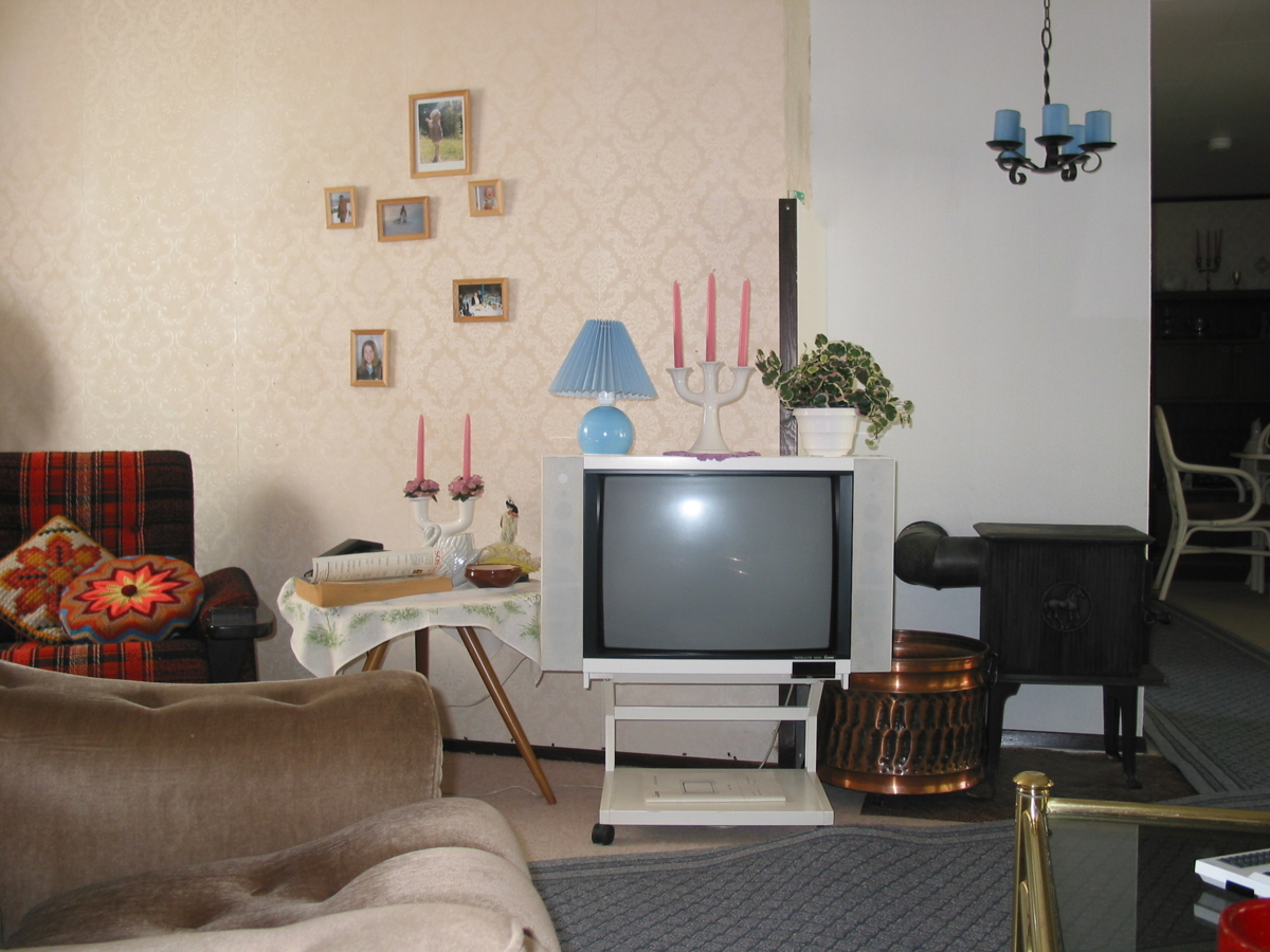 Stuen har selvf&oslash;lgelig hvit TV. Foto: Maihaugen.

