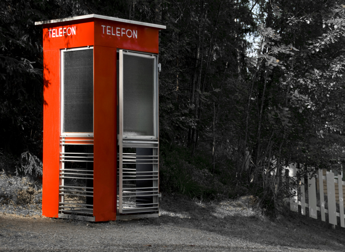 Den velkjente røde telefonautomaten, nå utstilt på Maihaugen på Lillehammer.