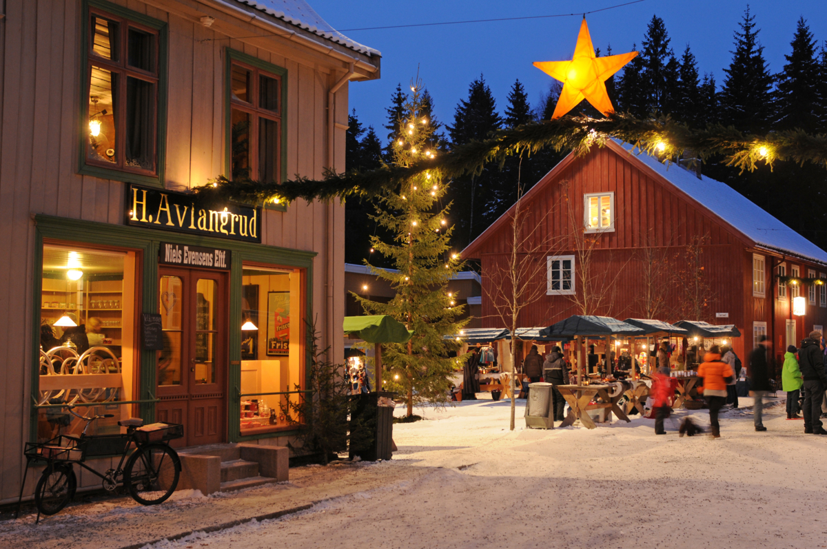 Julestemning hos Avlangrud og i resten av Byen under julemarkedet p&aring; Maihaugen. Foto: Esben Haakenstad.

