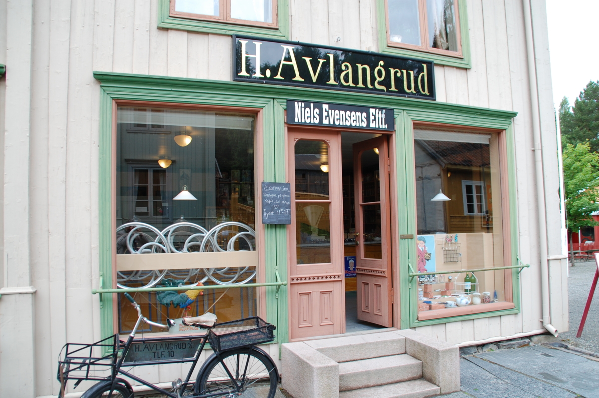Inngangspartiet til den historiske butikken Avlangrud i Byen p&aring; Maihaugen. Foto: K&aring;re Hosar / Maihaugen

