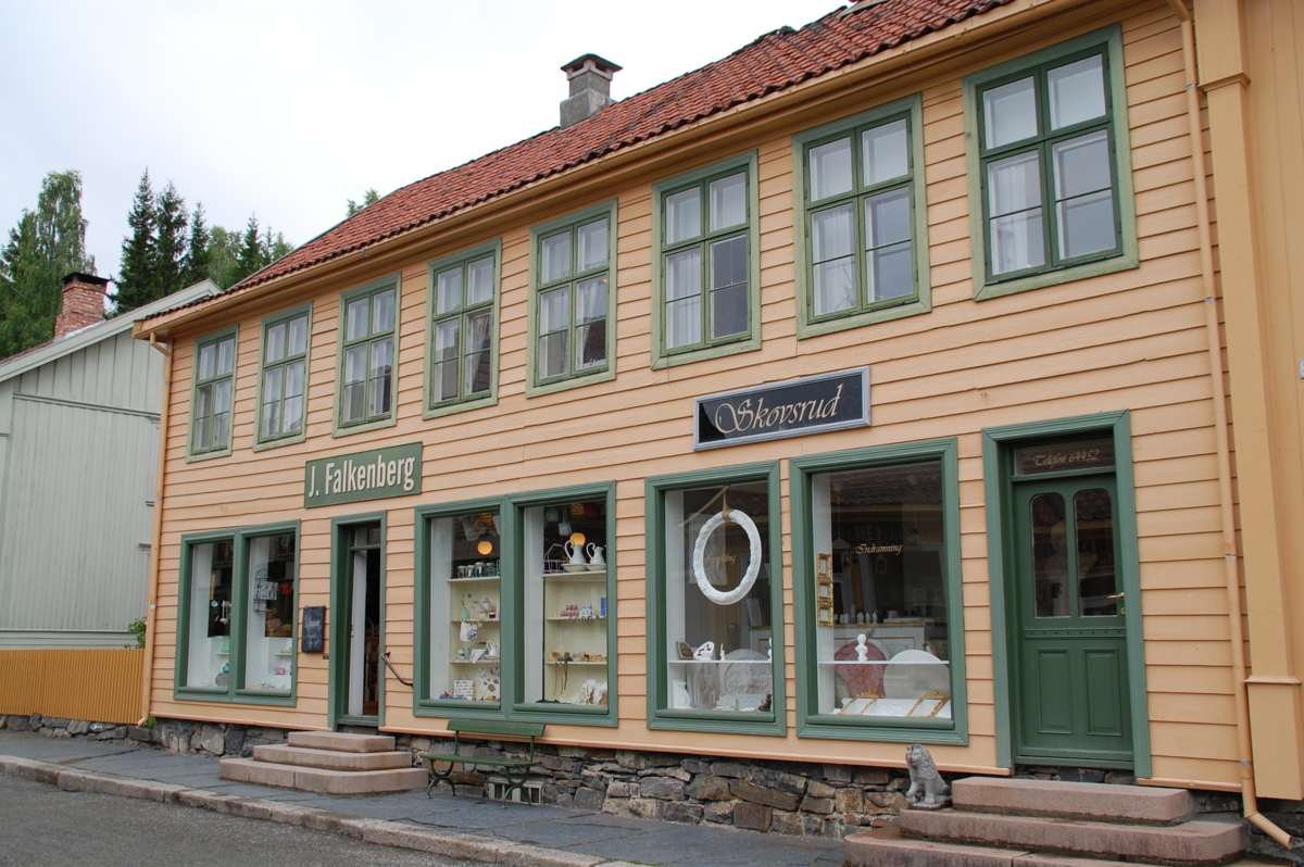 I den historiske butikken Falkenberg kan du finne de spesielle gavene. Foto: K&aring;re Hosar/Maihaugen.

