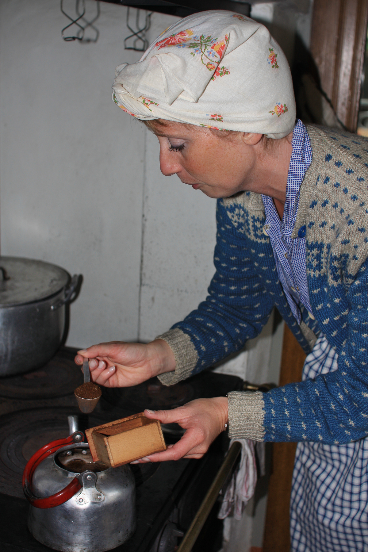 Fru Bye lager kaffe i Olseng&aring;rden. Det er mellomkrigstiden som blir formidlet her. Foto: J&oslash;rgen Skaug.

