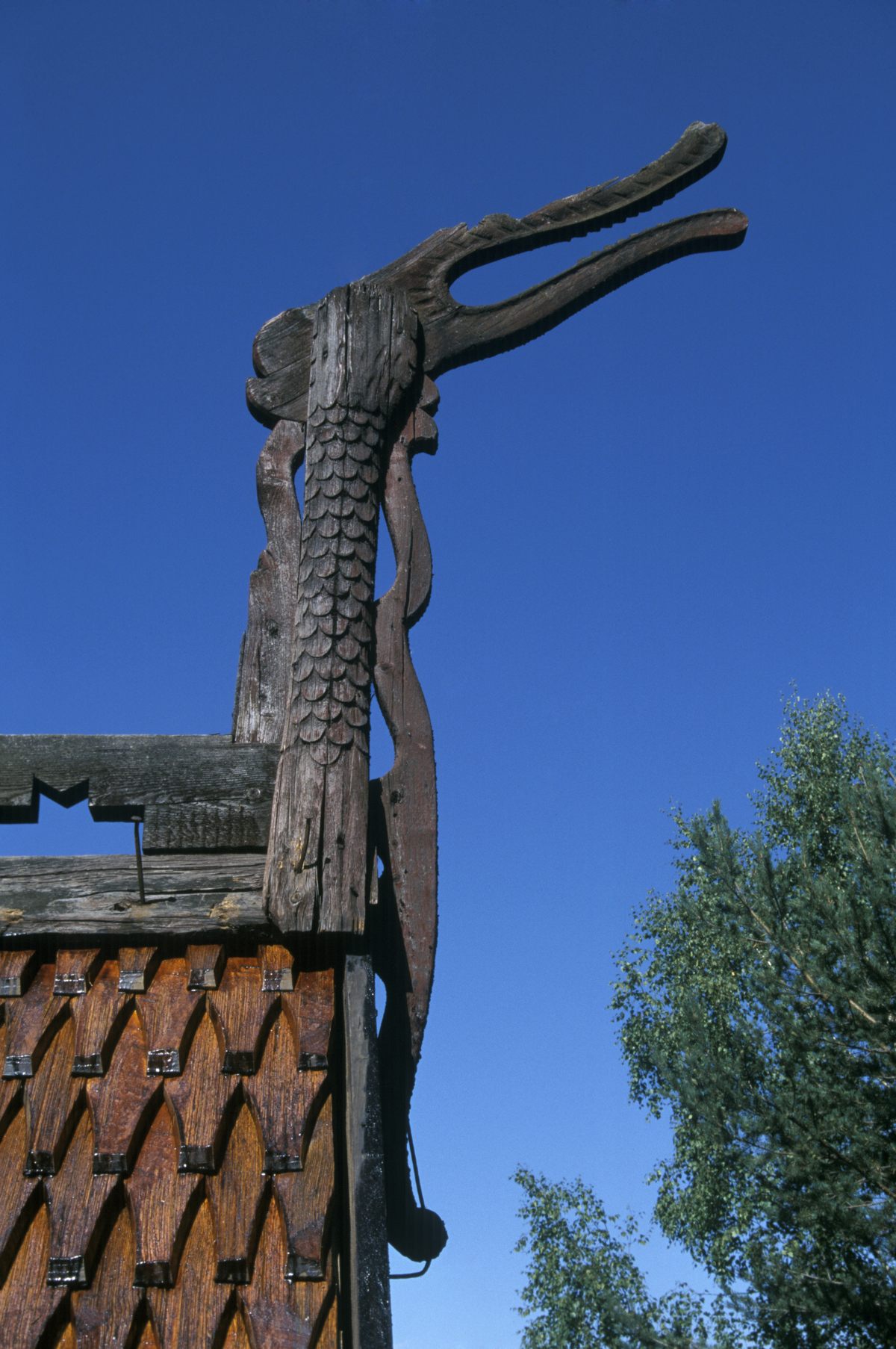 Dragehoder er brukt som utsmykning p&aring; gamle stavkirker. Foto: K&aring;re Dehli Thorstad

