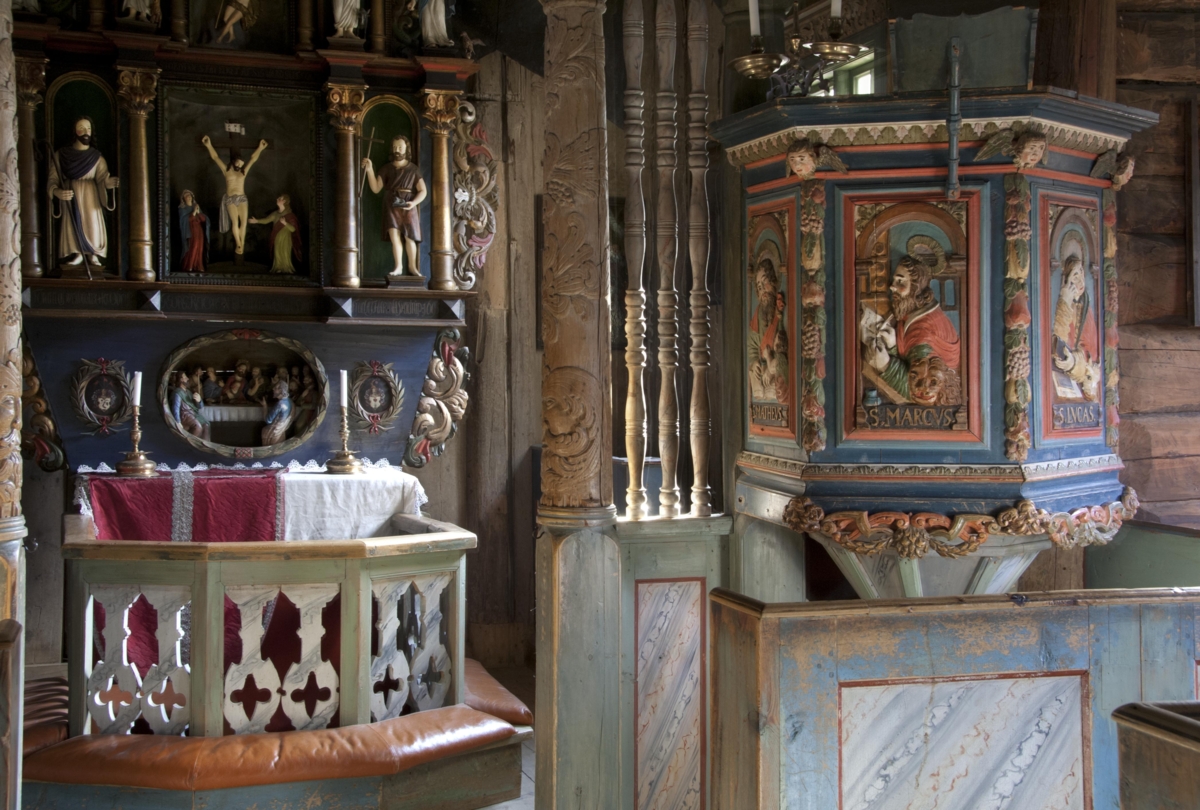 Prekestolen i kirken er laget av Peder Knudsen Kj&oslash;rsvik omkring 1738. Foto: Camilla Damg&aring;rd/Maihaugen.

