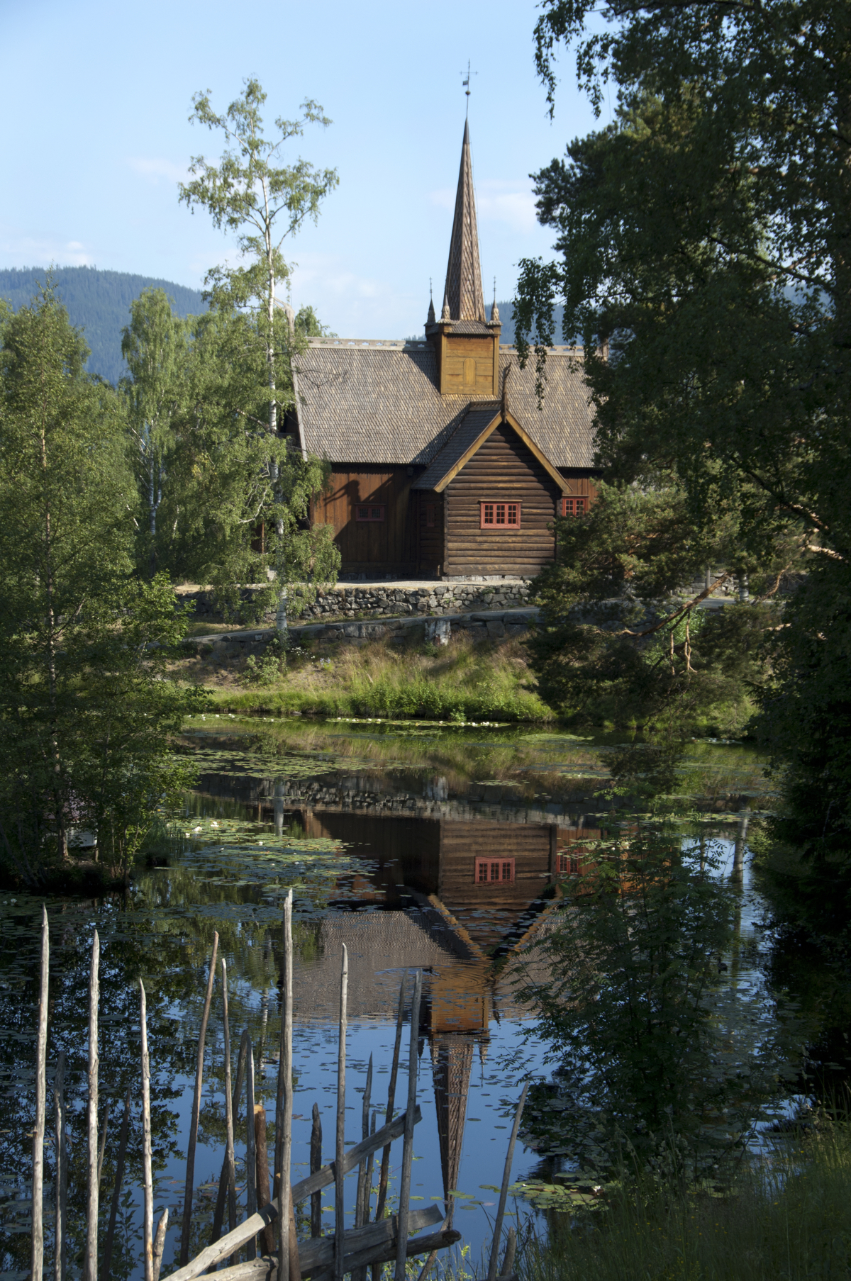Garmo stavkirke p&aring; Lillehammer ligger vakkert til ved et av tjernene p&aring; Maihaugen. Foto: Camilla Damg&aring;rd

