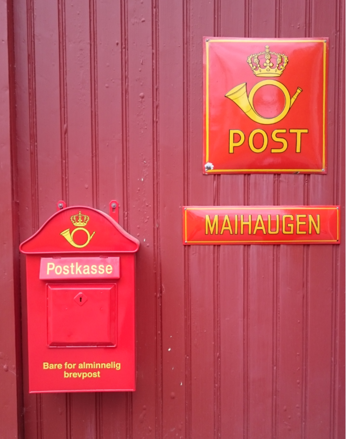Postkasse og skilt