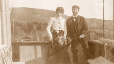 Dagny og Albert med en av s&oslash;nnene p&aring; verandaen p&aring; Aulestad. Foto: Langen, Les amis de T.A. Steinlen.