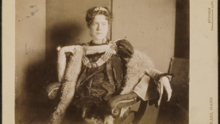 Dagny poserer i en av sine mange kjoler. Foto: Atelier Karl Hahn, Nasjonalbiblioteket.