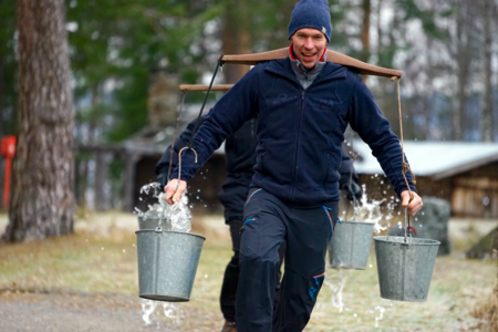 Konkurranse med gammeldags vannsele og vannbøtter. Foto: Esben Haakenstad