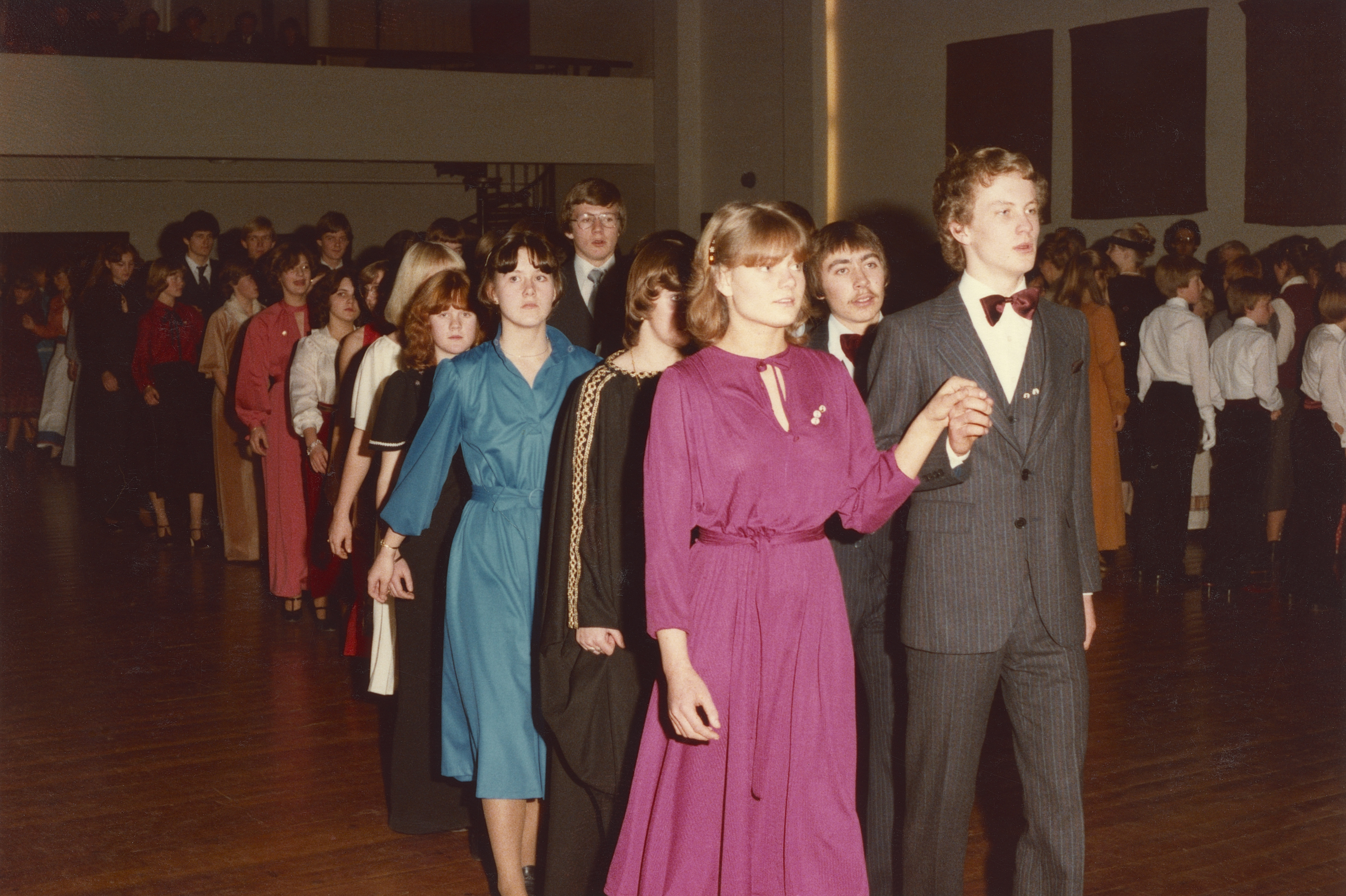 Rekke av festkledd ungdom som skal danse
