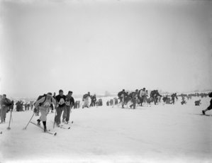 Gammelt svart-hvitt foto med skiløpere. Foto: Marius A. Berge / Maihaugen
