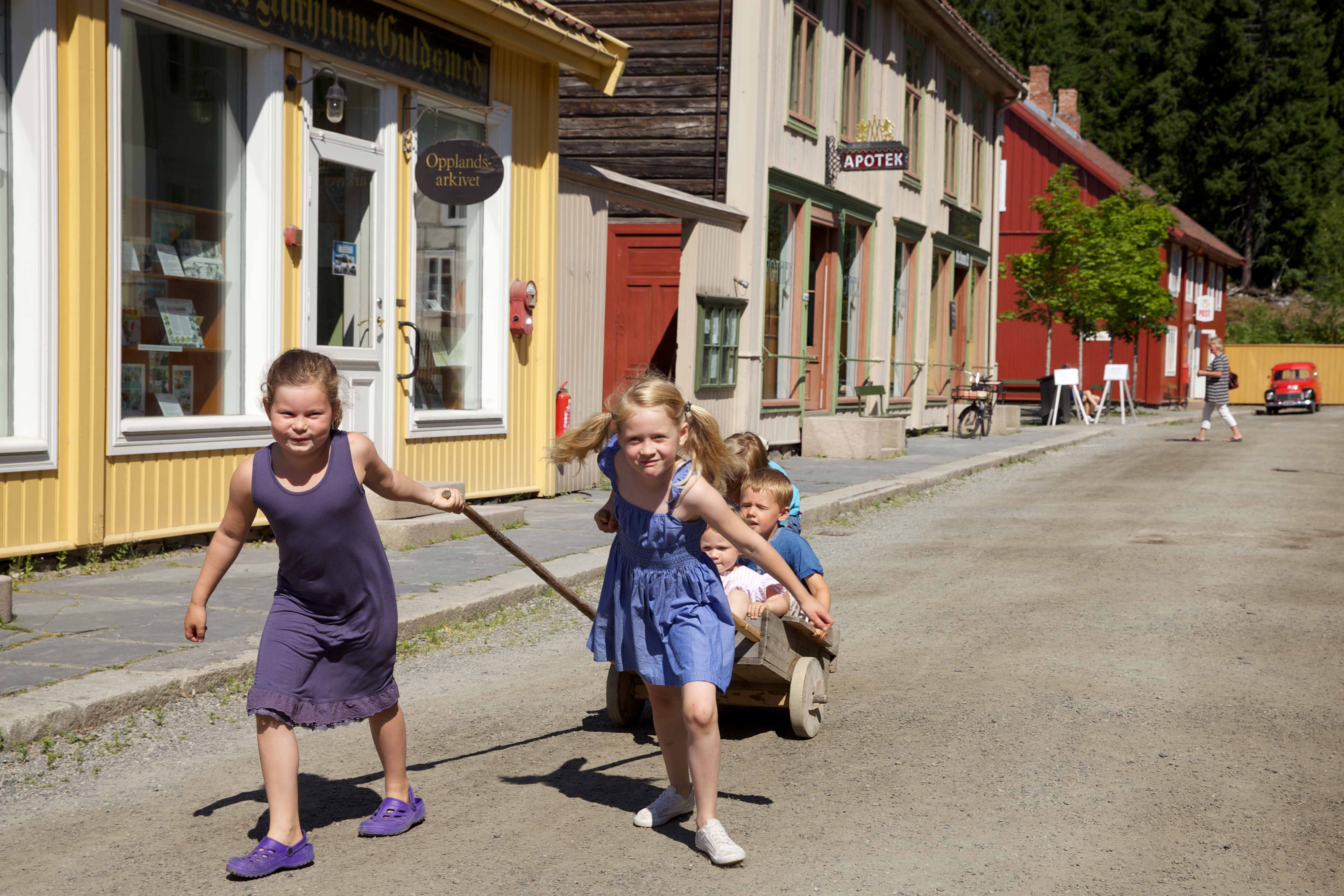 Barn i byen, Maihaugen, Lillehammer