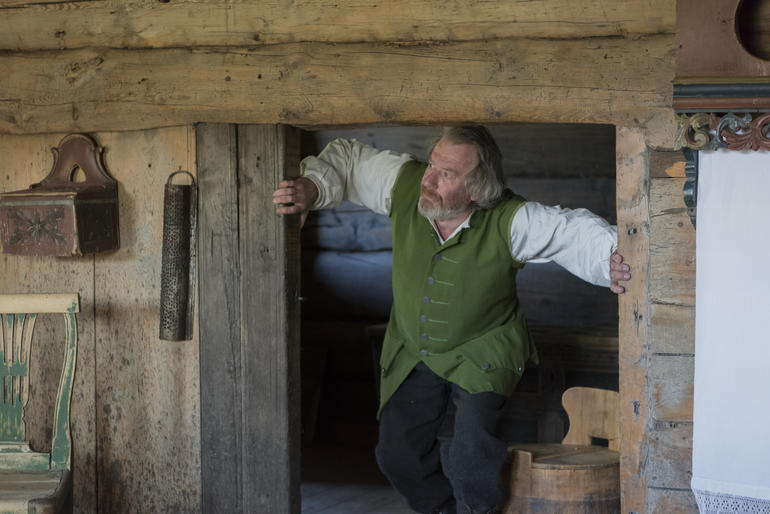 Morten Jostad i vandreteateret "På sporet av Peer Gynt" på Maihaugen i Lillehammer.